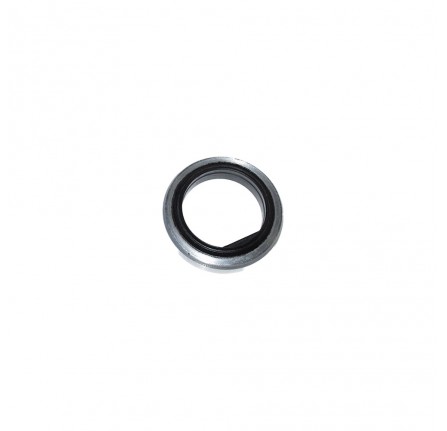 Genuine Seal Track Spacer on Hub 90/110 to KA930455. Discovery 1