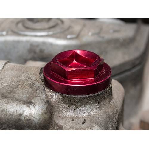 ERR4686RED - Alloy Red Filler Plug Radiator 90/110 Discovery 1 and RRC