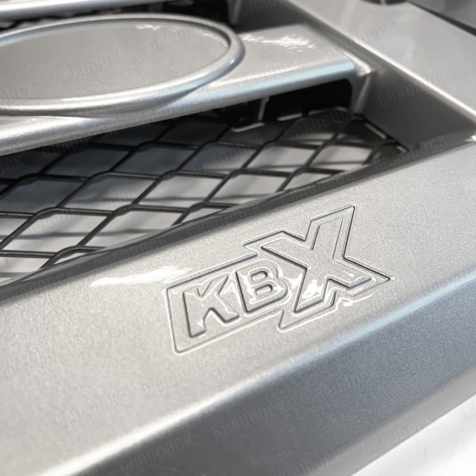 Kbx Defender Grille & Lamp Set - Indus Silver